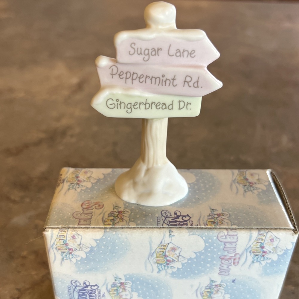 Precious Moments Sugar Town Street Sign Figurine 1995